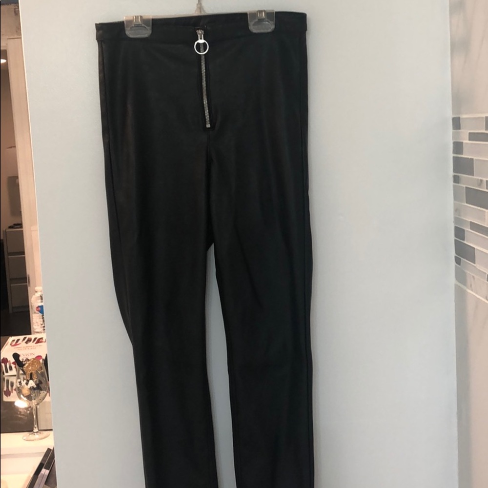 Black leather pants with cute zipper